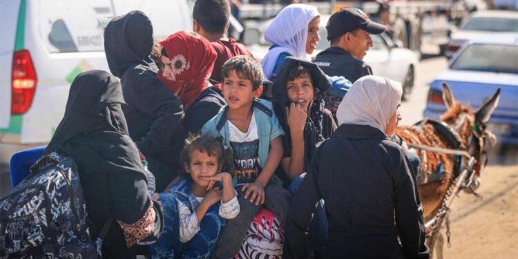 Palestinians flee from their homes in Gaza City following the Israeli army's warning on October 13. — AFP