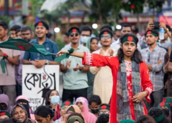 Violent clashes over quota system in government jobs leave scores injured & 2 kiled in Bangladesh