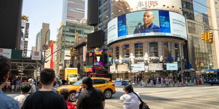 [1/4] People stand near the blacked-out digital billboards at Times Square following a global IT outage, in New York City, U.S. July 19, 2024. Photo: REUTERS