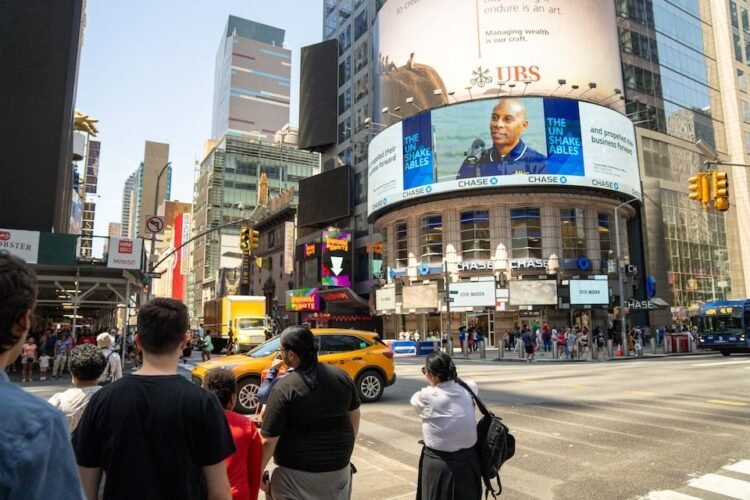 [1/4] People stand near the blacked-out digital billboards at Times Square following a global IT outage, in New York City, U.S. July 19, 2024. Photo: REUTERS