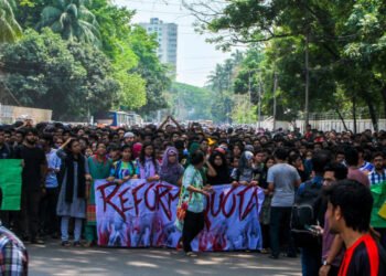 Violent clashes over quota system in government jobs leave scores injured & 2 kiled in Bangladesh