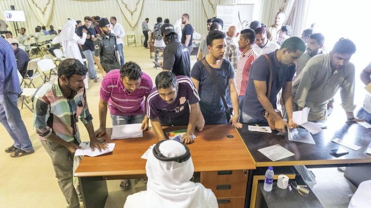 Photo: Internet | Officials provide help at an immigration centre for visa amnesty applicants in 2018.