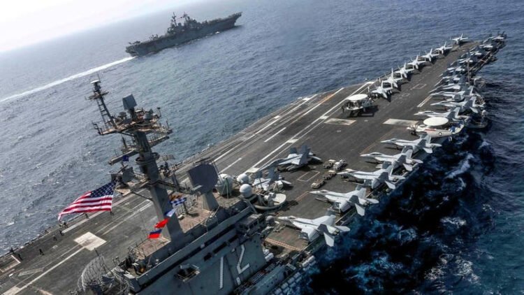 USS Abraham Lincoln (CVN 72) and the Wasp-class Amphibious Assault Ship USS Kearsarge (LHD 3) in the Arabian Sea | Photo: AFP