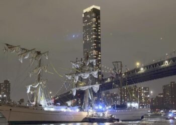 Mexican ship hits New York bridge