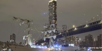 Mexican ship hits New York bridge