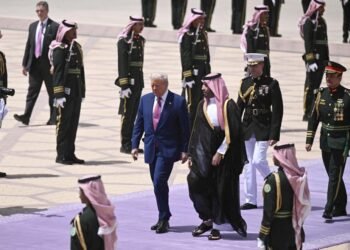 Trump in Gulf countries aiming for diplomatic deals