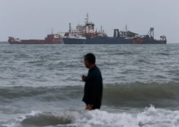 US Prepares New Sanctions as Iran Vows to Maintain Defiant Economic Stance