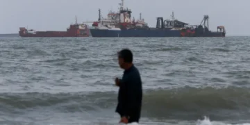 US Prepares New Sanctions as Iran Vows to Maintain Defiant Economic Stance