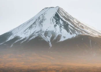 Father leaves seven-year-old son alone on Mount Fuji to reach summit