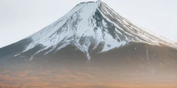 Father leaves seven-year-old son alone on Mount Fuji to reach summit